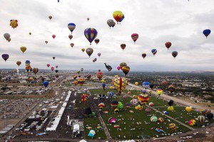 Rực rỡ sắc màu khinh khí cầu trên không trung - Ảnh: Reuters