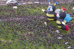 Hàng ngàn người đứng xem khinh khí cầu - Ảnh: Reuters